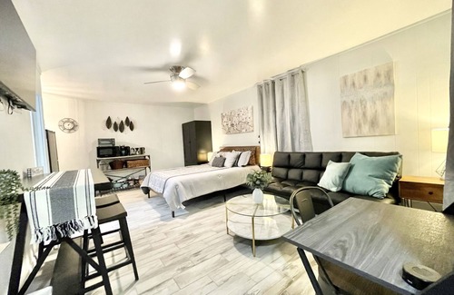 Lancaster Cabaña | Tranquil Guest House with Private Patio, Parking