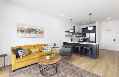 Cleveland Park Condominio | Tranquil Haven Close to Broadway with Free Parking
