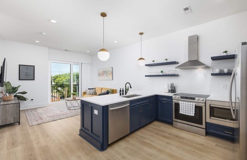 Cleveland Park Condominio | Tranquil Haven Close to Broadway with Free Parking