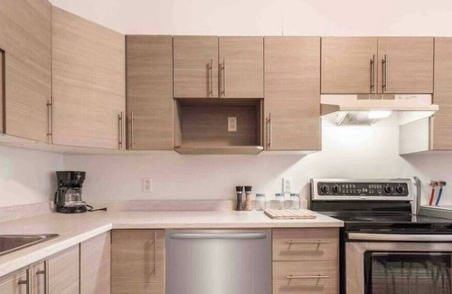 Verdun Apartamento | Tranquil Haven in Verdun: Your Home Away from Home