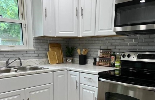 Newark Casa | Tranquil Haven: Modern Retreat in Newark