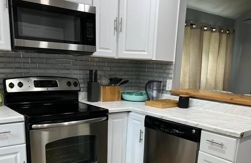 Newark Casa | Tranquil Haven: Modern Retreat in Newark