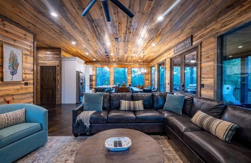Hochatown Cabina | Tranquil Haven - Sleeps 21 - Luxury Retreat Among the Pines, New!