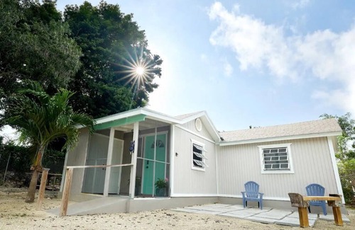 Nassau Cabaña | Tranquil Haven: The Grey Cottage