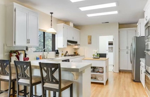 Healdsburg Casa | Stunning home with lush garden & furnished deck
