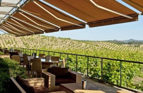 Healdsburg Casa | Stunning home with lush garden & furnished deck