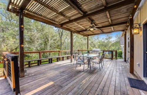 Healdsburg Casa | Stunning home with lush garden & furnished deck