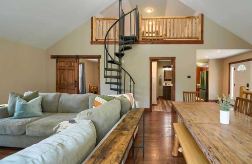 Hallsville Cabina | Tranquil Heights Cabin In Hocking Hills- HOT Tub!