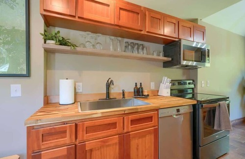 Hallsville Cabina | Tranquil Heights Cabin In Hocking Hills- HOT Tub!