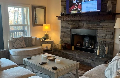 Mills River Casa | Tranquil Hillside Cottage