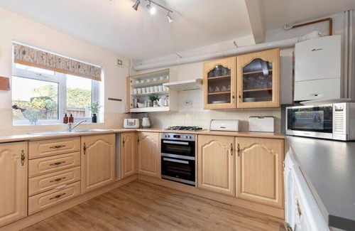 Cheltenham Casa | Tranquil Home on Leckhampton Hill with EV Charger