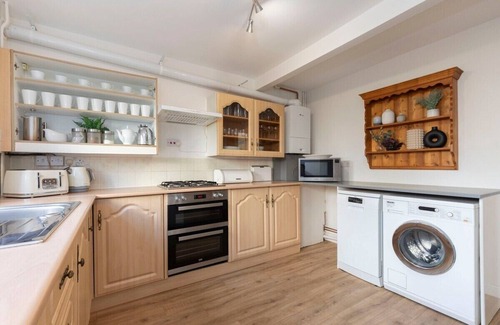 Cheltenham Casa | Tranquil Home on Leckhampton Hill with EV Charger