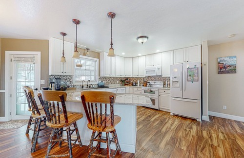 Piedmont Casa | Tranquil house with fireplace, hot tub, foosball table, jetted tub, & patio