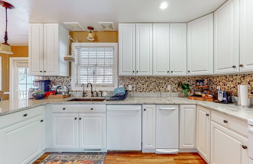 Piedmont Casa | Tranquil house with fireplace, hot tub, foosball table, jetted tub, & patio