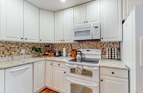 Piedmont Casa | Tranquil house with fireplace, hot tub, foosball table, jetted tub, & patio
