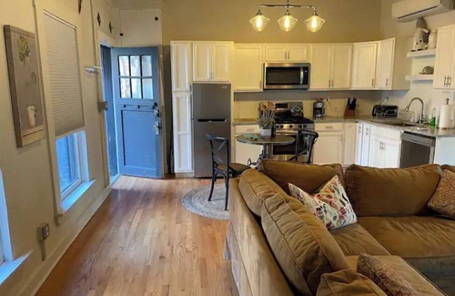 Cincinnati Cabaña | Tranquil In-Town Garden Carriage House, No pet fee