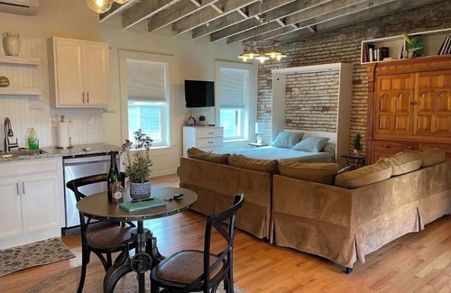 Cincinnati Cabaña | Tranquil In-Town Garden Carriage House, No pet fee