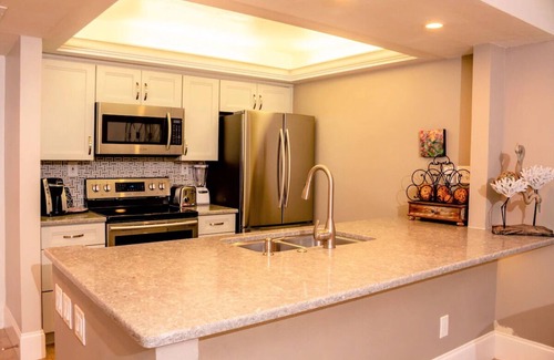 Sanibel Hotel | Tranquil Island Getaway with Scenic Views, Beach Walks & Kayak Rentals