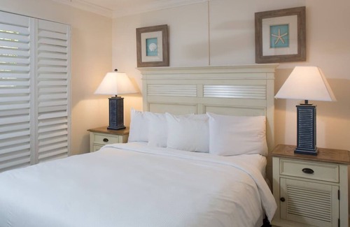 Sanibel Hotel | Tranquil Island Getaway with Scenic Views, Beach Walks & Kayak Rentals