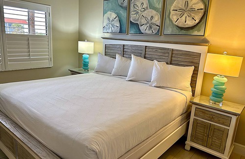 Sanibel Hotel | Tranquil Island Getaway with Scenic Views, Beach Walks & Kayak Rentals
