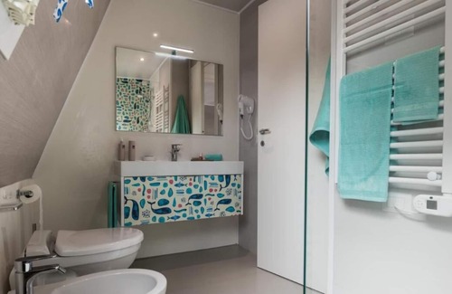 Lignano Sabbiadoro Alquiler De Eote | Tranquil Marina Azzurra Resort House boat 2 Bedroom sleeps 6
