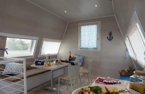 Lignano Sabbiadoro Alquiler De Eote | Tranquil Marina Azzurra Resort House boat 2 Bedroom sleeps 6