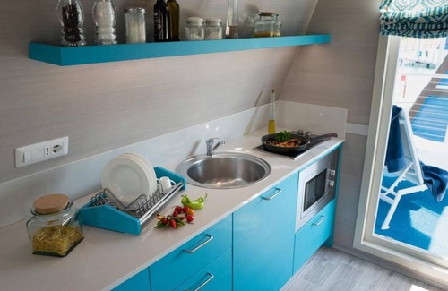 Lignano Sabbiadoro Alquiler De Eote | Tranquil Marina Azzurra Resort House boat 2 habitaciones para 6 personas