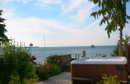 Niagara-on-the-Lake Casa | Tranquil Lake Front Home In NOTL with Hot Tub, Long-Term Stays