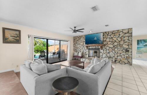 Silver Sands Casa | Tranquil Lagoon Beach House! Pool and Beach Nearby! by Dolce Vita Getaways!