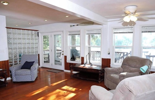 Jamesville Casa | Tranquil lake home