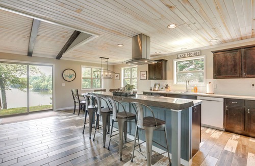 Tomahawk Cabina | Tranquil Lakefront Cabin: Fire Pit, Grill & Patio