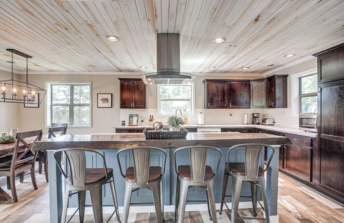 Tomahawk Cabina | Tranquil Lakefront Cabin: Fire Pit, Grill & Patio