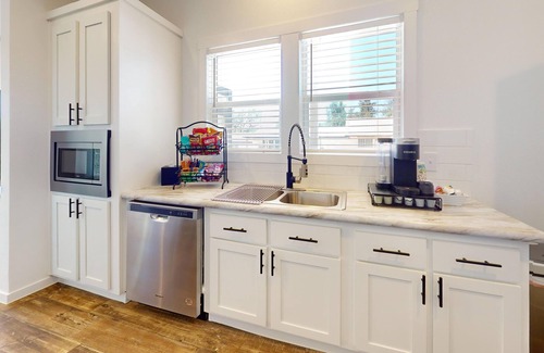 Ingram Cabina | Tranquil Lakefront Retreat: 1BR Cabin with Covered Patio & Private Dock
