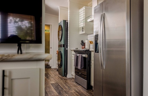 Ingram Cabina | Tranquil Lakefront Retreat: 1BR Cabin with Covered Patio & Private Dock