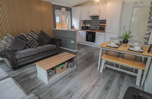 Swarland Cabaña | TRANQUIL LODGE, pet friendly, country holiday cottage in Swarland