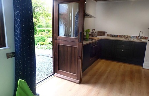 Machynlleth Cabina | Tranquil Lodge Retreat in Penegoes