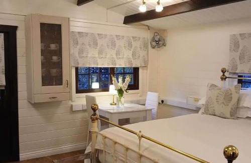 Netley Casa | Tranquil Lodge Retreat in Southampton