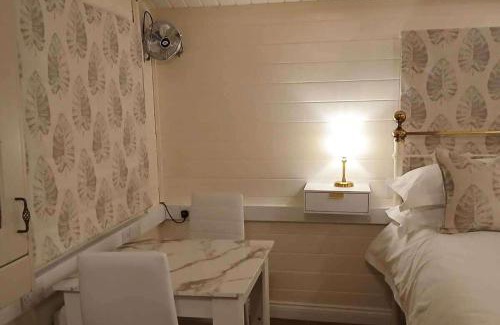Netley Casa | Tranquil Lodge Retreat in Southampton