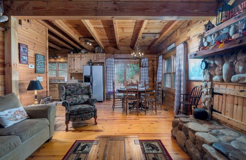 Globe Cabina | Log Cabin tranquilo en la montaña privada Marco con bañera de hidromasaje