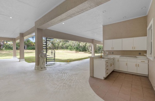 Altamonte Springs Casa | Tranquil Luxury Estate Property 5,700 Sq Ft on 3+ Acres, Complete with Helipad
