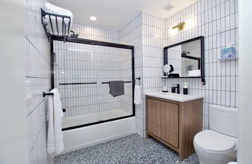 Central Business District Apartamento | Tranquil Luxury King Suite | Rooftop | Gym | Lounge | Walk to Prudential Center