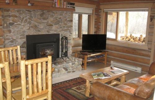 Darby Casa | Tranquil Mountain Glamping Retreat: Stunning Log Cabin with a Hot Tub in Darby, MT
