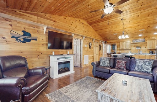 Sevierville Cabina | Tranquil mountain cabin w/ game room, large garage & parking for boats and bikes