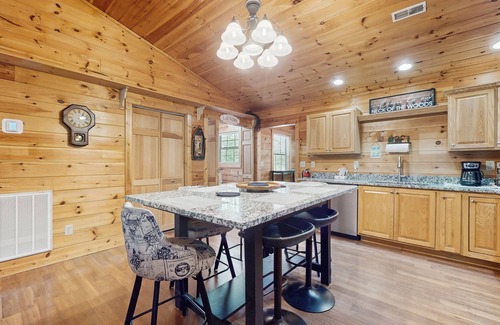 Sevierville Cabina | Tranquil mountain cabin w/ game room, large garage & parking for boats and bikes