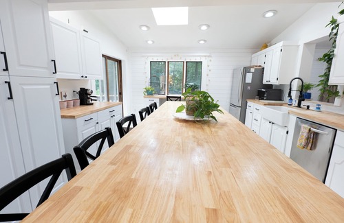 Orange Casa | Tranquil Nature Retreat 9 min to Yale Sleeps 10 Spacious, Updated, 4br 2bath