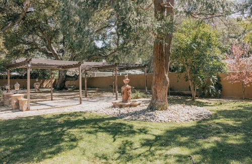 Newhall Casa | Tranquil Oasis - 3 Bedroom Family Retreat with Private Pool