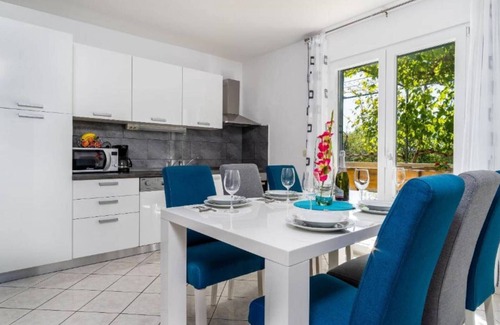 Primorski Dolac Casa | Tranquil Oasis Holiday Home Primorski Dolac with Pool - Three Bedroom Holiday Home with Pool