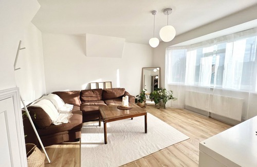 New Malden Casa | Tranquil Oasis: Stylish & Spacious 7Bed Maisonette