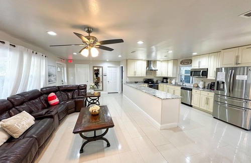 Lake Clarke Shores Casa | Palm Beach Single Family Home 5BR / 4BTH, piscina privada y jacuzzi, cine en casa