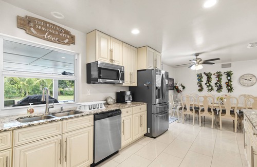 Lake Clarke Shores Casa | Palm Beach Single Family Home 5BR / 4BTH, piscina privada y jacuzzi, cine en casa